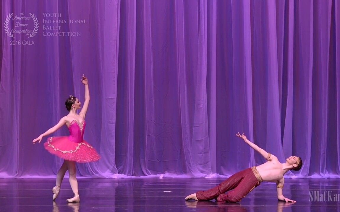 三十人的舞蹈怎样出场 10745847010218107980.jpg?id=0