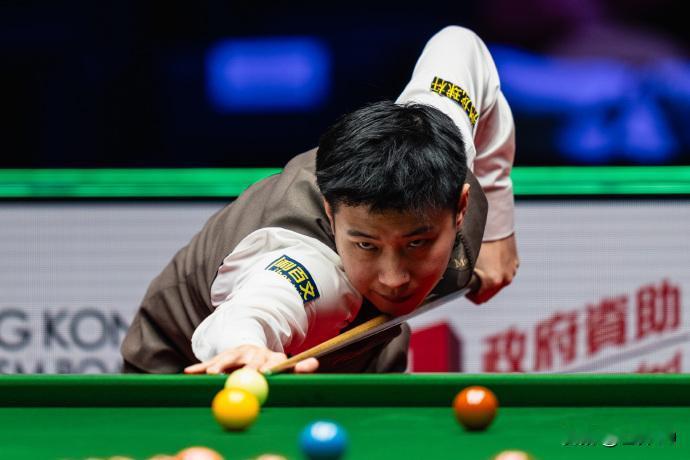 斯诺克世界大奖赛赵心童周跃龙双杀强敌均5-4险胜携手晋级四强2026斯诺