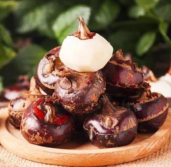 马蹄被称“最脏水果”？还能吃吗？正确吃法一定要记牢！家人们，最近“马蹄是最脏