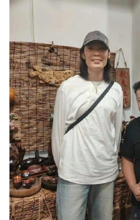 5月22日，等来朱婷好消息，原来10天前，婷女王已回国，她头戴棒球帽，上穿白T恤