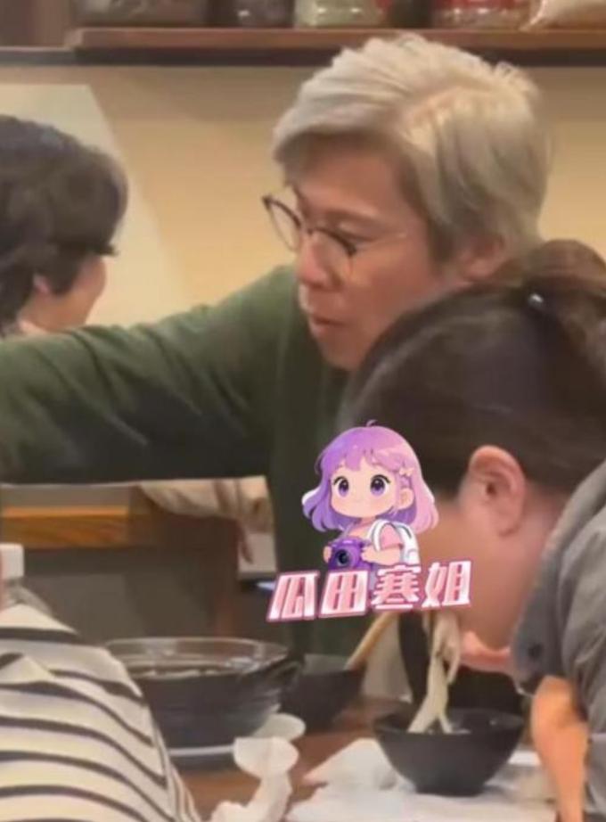 9月22日，娱记放出爆料视频，声称拍到李乃文在日本京都和妻儿聚餐，画面里男子全程