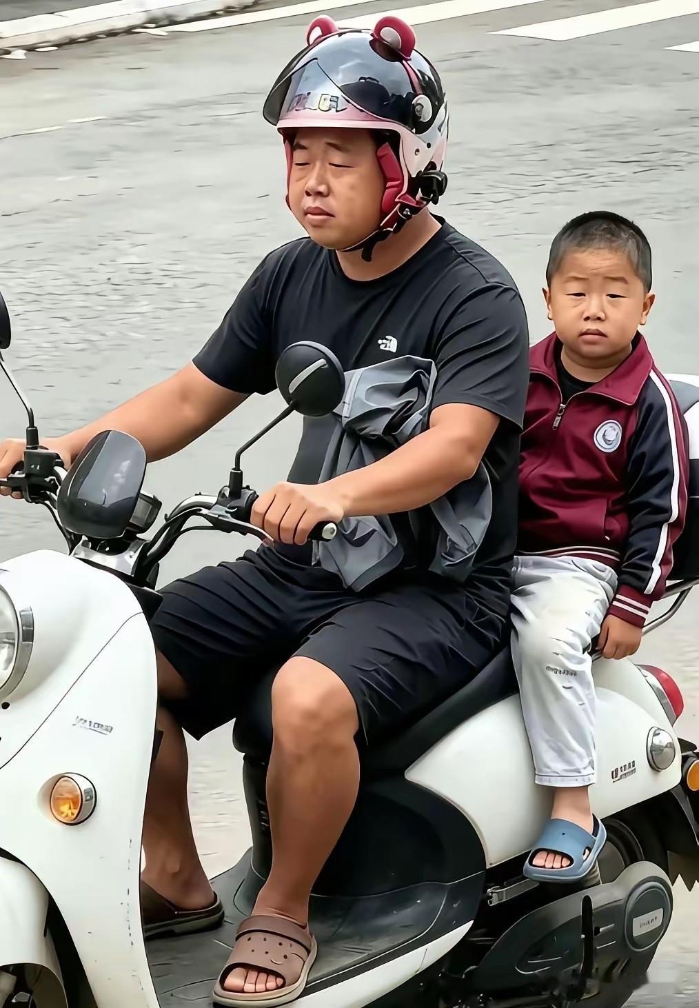孩子随父亲，不过路上要抱紧爸爸呀。
