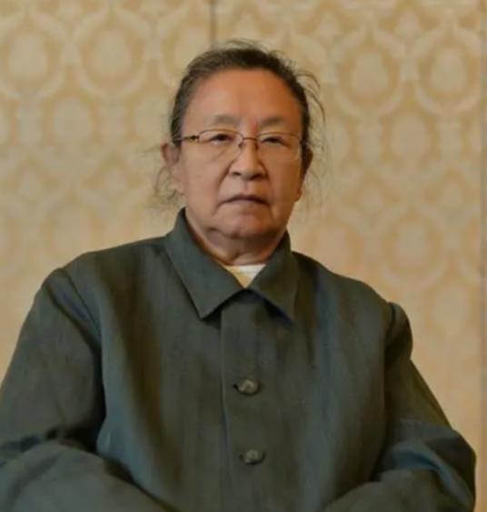 毛泽东逝世后，每逢毛泽东的生日，一个妇人都会排队进入毛泽东纪念堂，直到22年后，