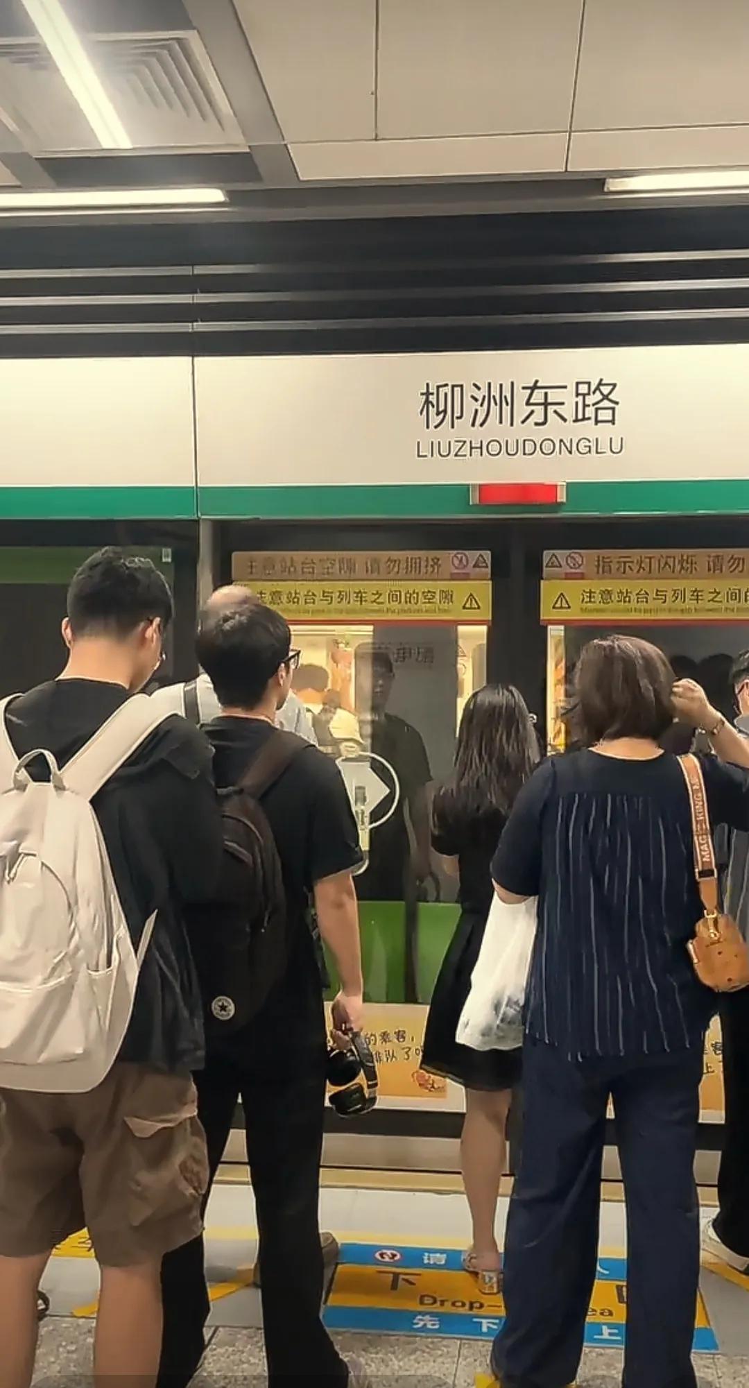 虽然南京到杭州只有280公里的路程，可是坐地铁的时候我发现这两个城市年轻人的身高
