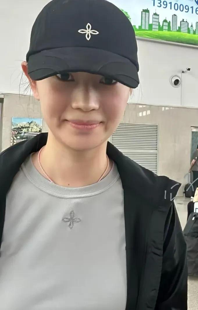 完全素颜的王添艺就算不上颜值惊艳了!图一:模样清秀大方的她，像个羞涩乖巧的邻家