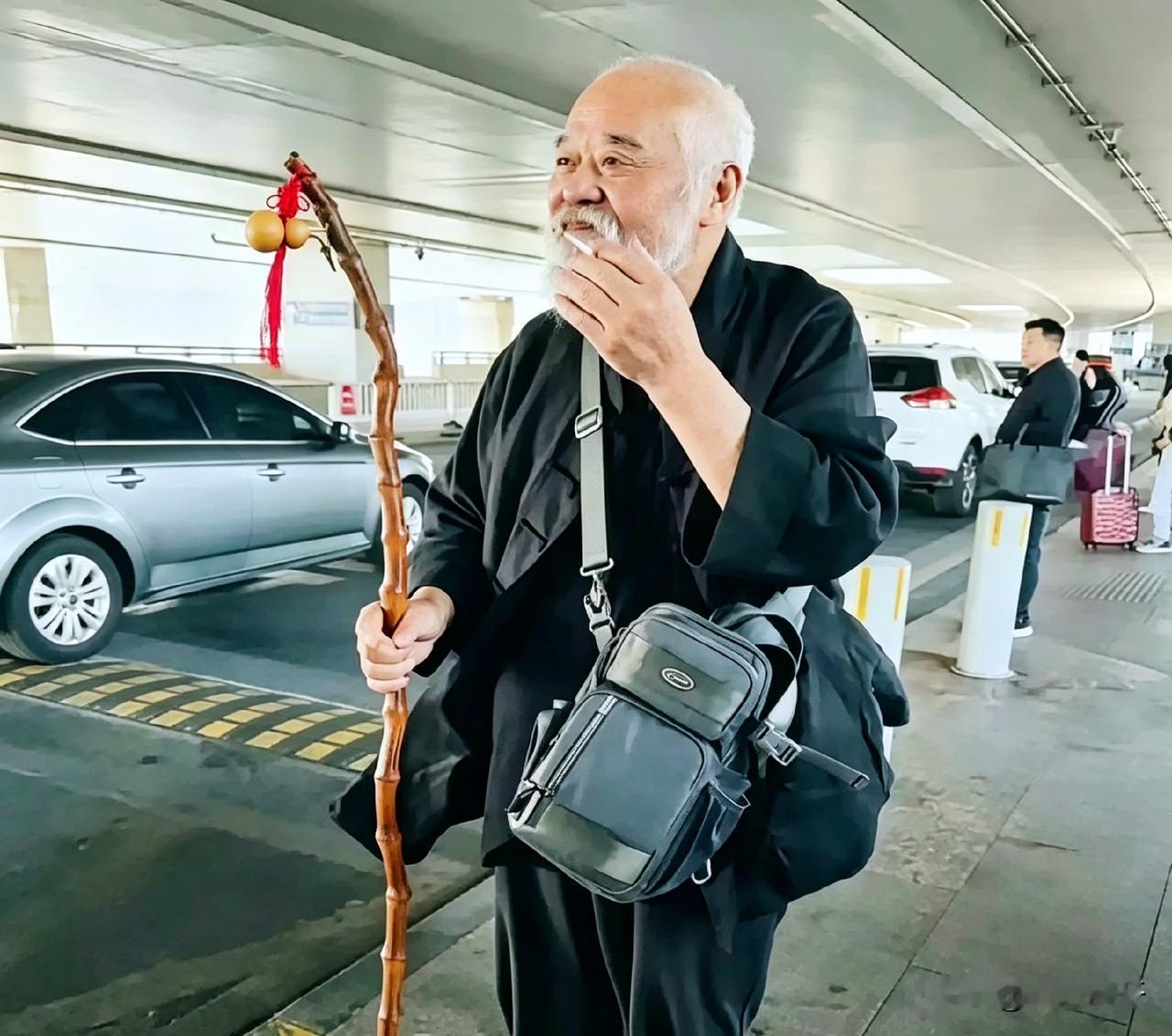 嘿，刚才在网上瞅见一张照片。2025年，在北京大兴机场外面，有人碰见老戏骨李琦在