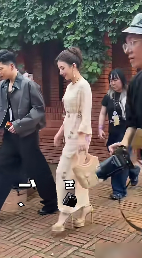 方媛上综艺被骂人设崩了，评论区又有人翻出她和郭富城结婚时那场婚礼，没钻戒，没大操大办，连婚纱都像租的