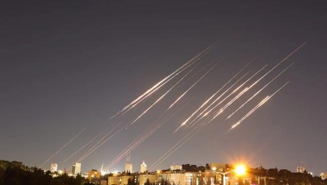 英媒报道说，美国特种部队“拦截了前往伊朗的中国货船”。美国官员说，这些货物是运往