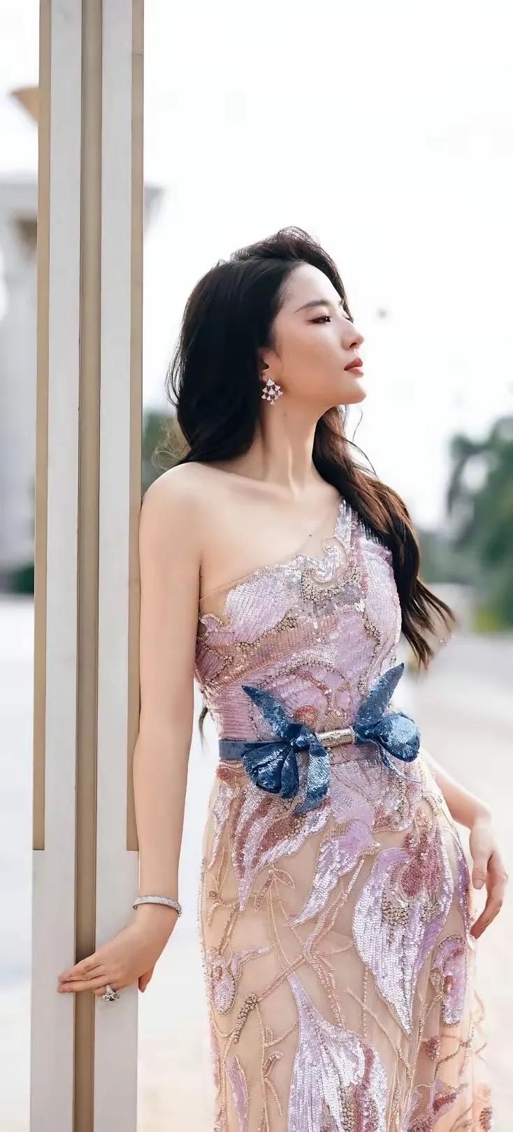 梦幻粉紫色礼服，优雅气质，宛如童话中的公主。