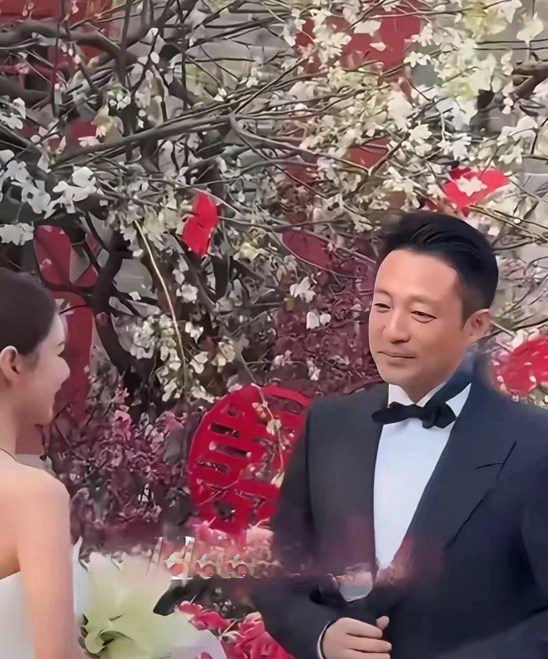 汪小菲长得很像他的爸爸呀！他爸带着现任来参加他的婚礼有一说一，汪爸爸这个现任老婆