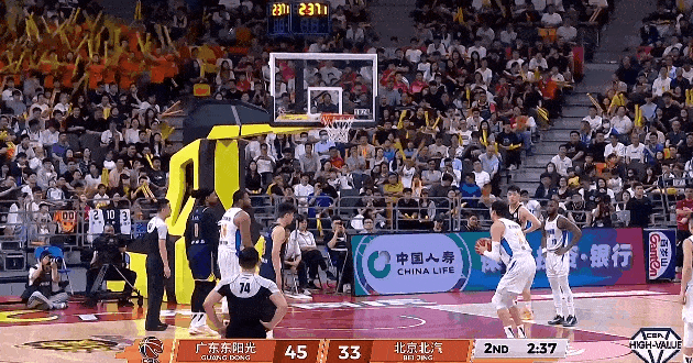 离大谱！北京男篮这罚球是中邪了吗？😵平时练罚球吗？传染？斯佩尔曼、周琦连续