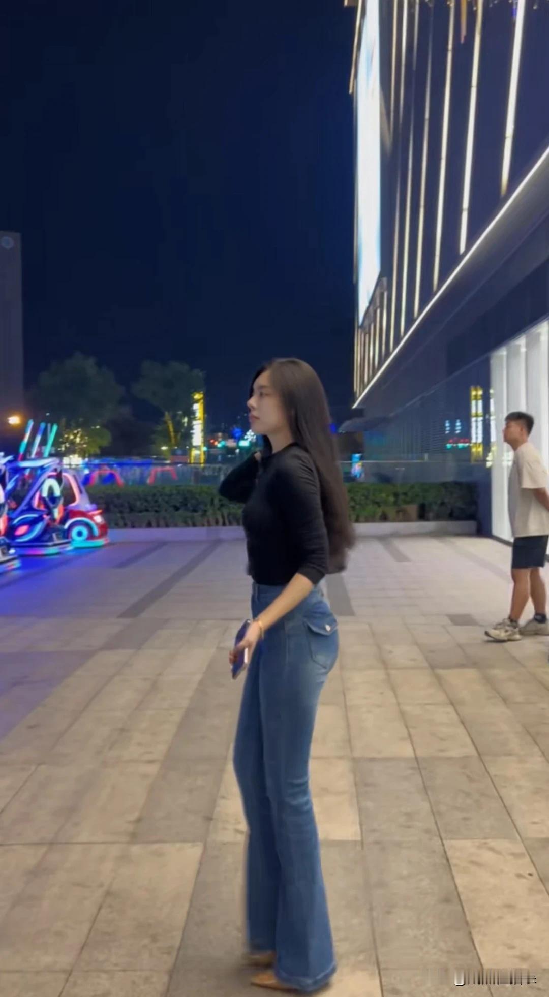 她很美！她笑靥如花又美又飒又仙祝妹一路长虹瘦了很美贺女神节快乐因为我很