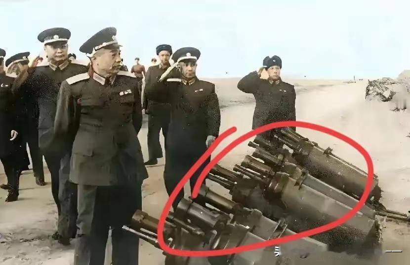彭老总带两个大将来视察这种武器叫啥？