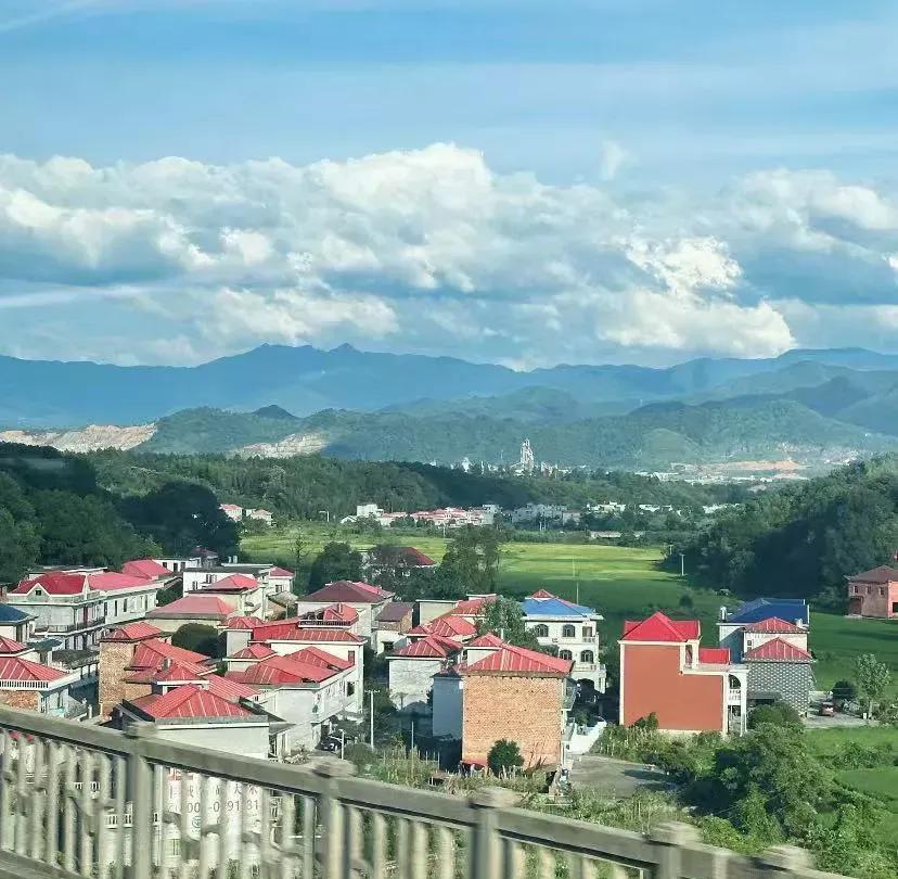 去了一趟湖南，发现湖南农村房子比广东农村漂亮不少，都是琉璃瓦斜顶，而广东农村多数