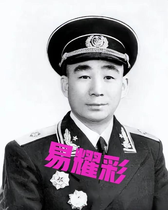 1957年，江西泰和，开国少将易耀彩回乡扫墓，意外看到老宅门前有人劈柴、院中干净
