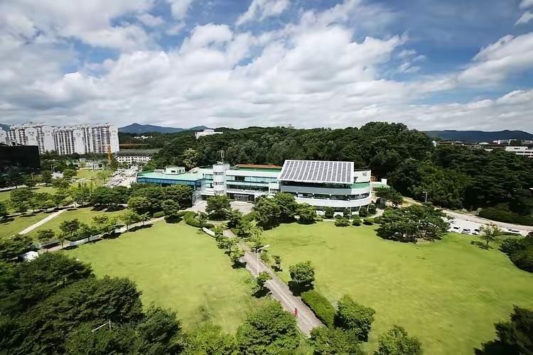 高雄科技大学前校长吴建国曾经提出了具体的统一方案：两岸统一后，统称为"中国"，台