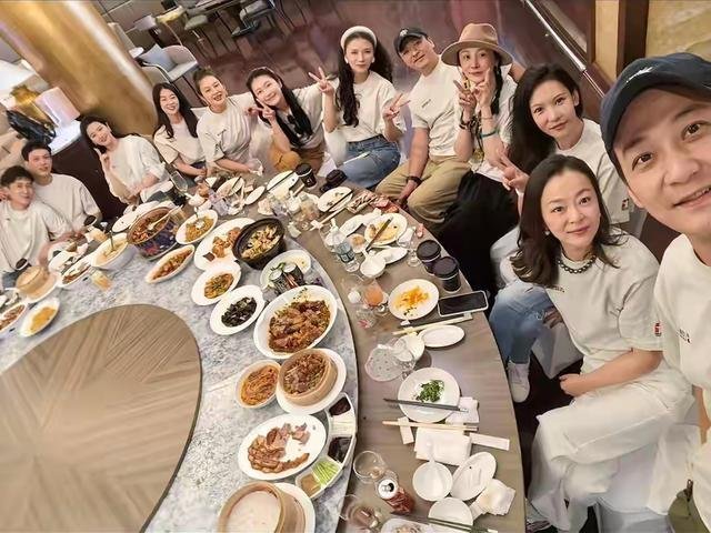 刘亦菲同学大聚会，别人都老了，她还那么年轻，跟吃了防腐剂似的