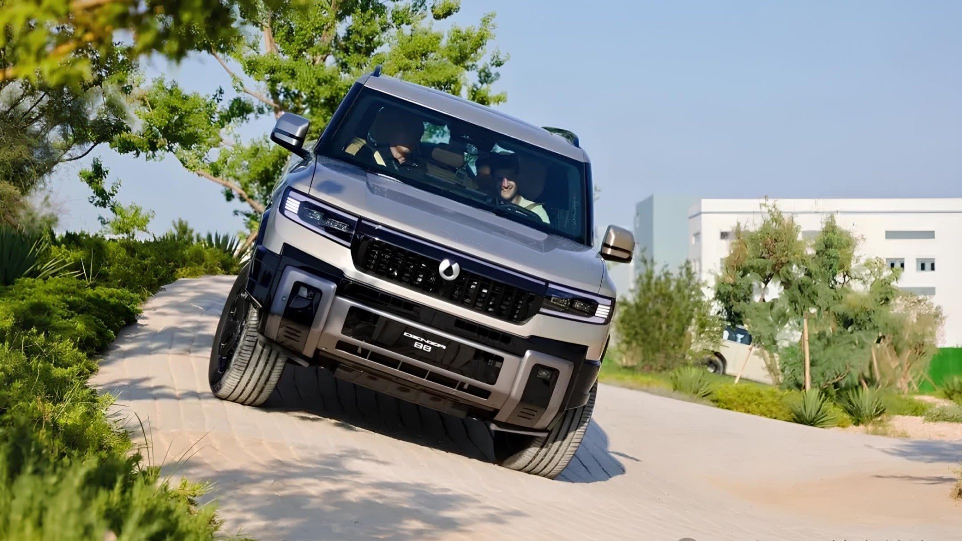 方程豹豹8已于近日以腾势B8的名义在澳大利亚上市，提供六座和七座两个版本，售价分