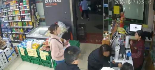 “冤不冤？”今年8月，报道上海，一名47岁女子独自去便利店买啤酒，结账后又折返，