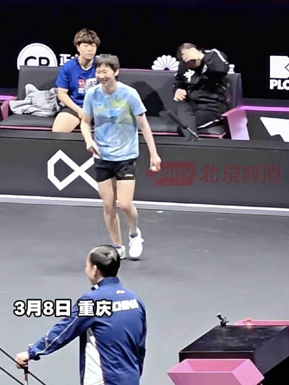 WTT重庆冠军赛，王曼昱与陈熠在比赛场馆中对练，两人练习打高球，王曼昱看起来心情