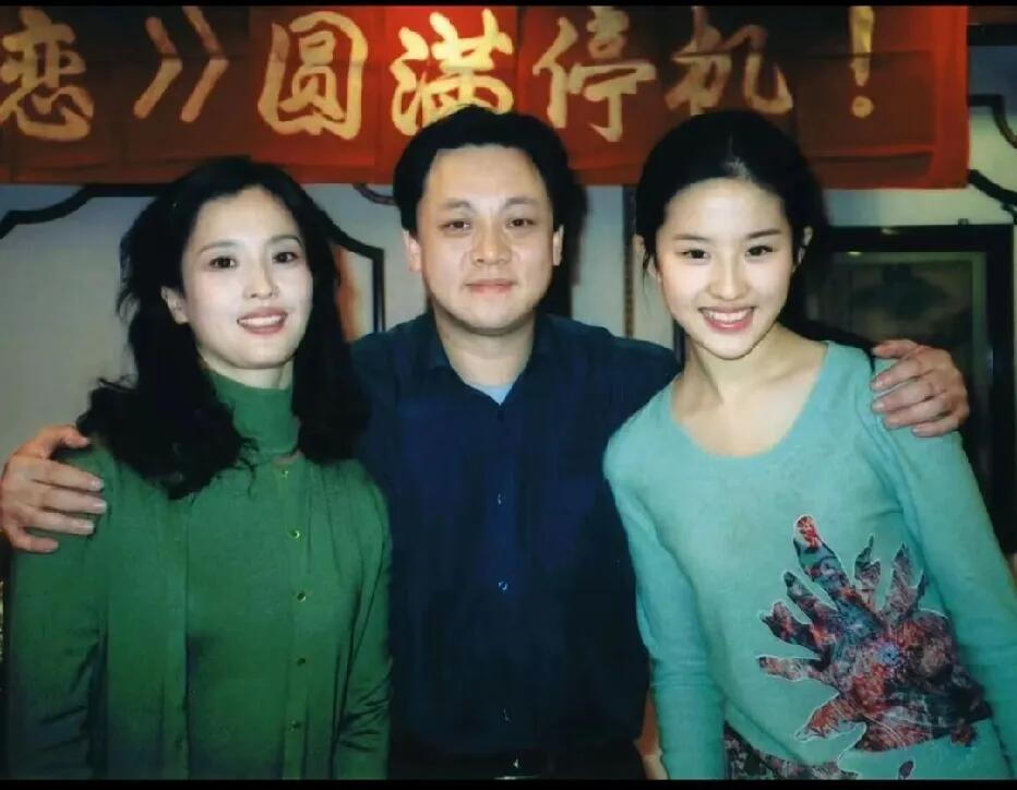 刘亦菲的美果然是遗传了妈妈的优秀基因，这张老照片里可以看出，妈妈还显得更加有气质