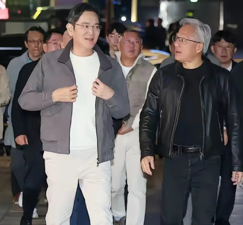 57岁的李在镕有点帅气，跟黄仁勋走在一起，丝毫不怯场，作为三星会长，财富可以说是