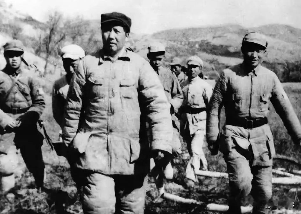 毛泽东在军事上的4大疑问：第一，为什么从来不拿枪？第二，没读过军校，从哪学的