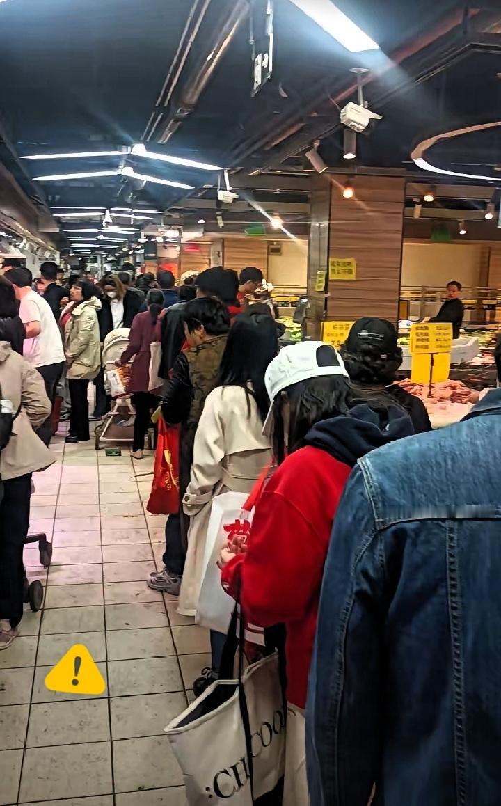 九弟爆火，打脸了谁？这几天许昌发生了一件挺有意思的事，胖东来隔壁新开的一家
