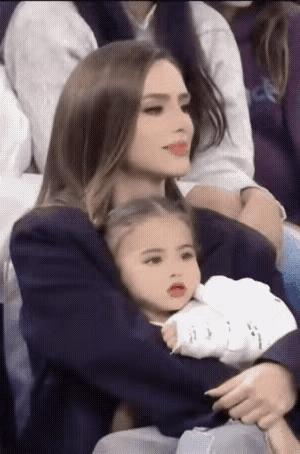 内马尔老婆比C罗的老婆还漂亮，老婆和孩子都像仙女一样，内马尔真是人生赢...