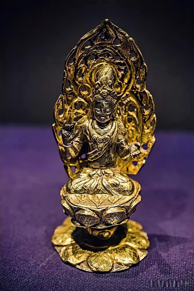 讲一个唐朝宰相李德裕破解金佛失窃案，相当有趣。李德裕被政治对手挤出朝廷，去地
