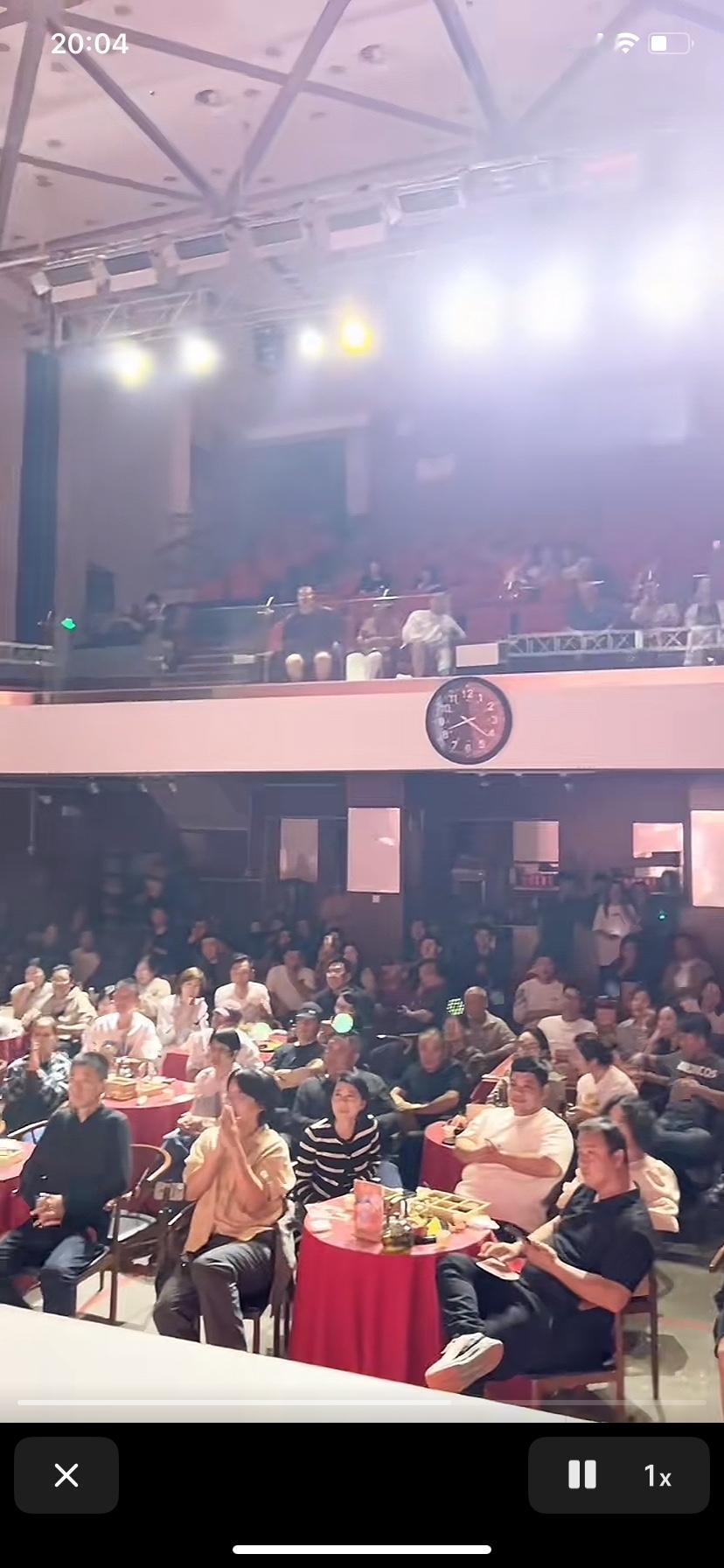 【著名相声表演艺术家张伯鑫晒出演出视频，专场满坑满谷，你怎么看？】9月27日晚