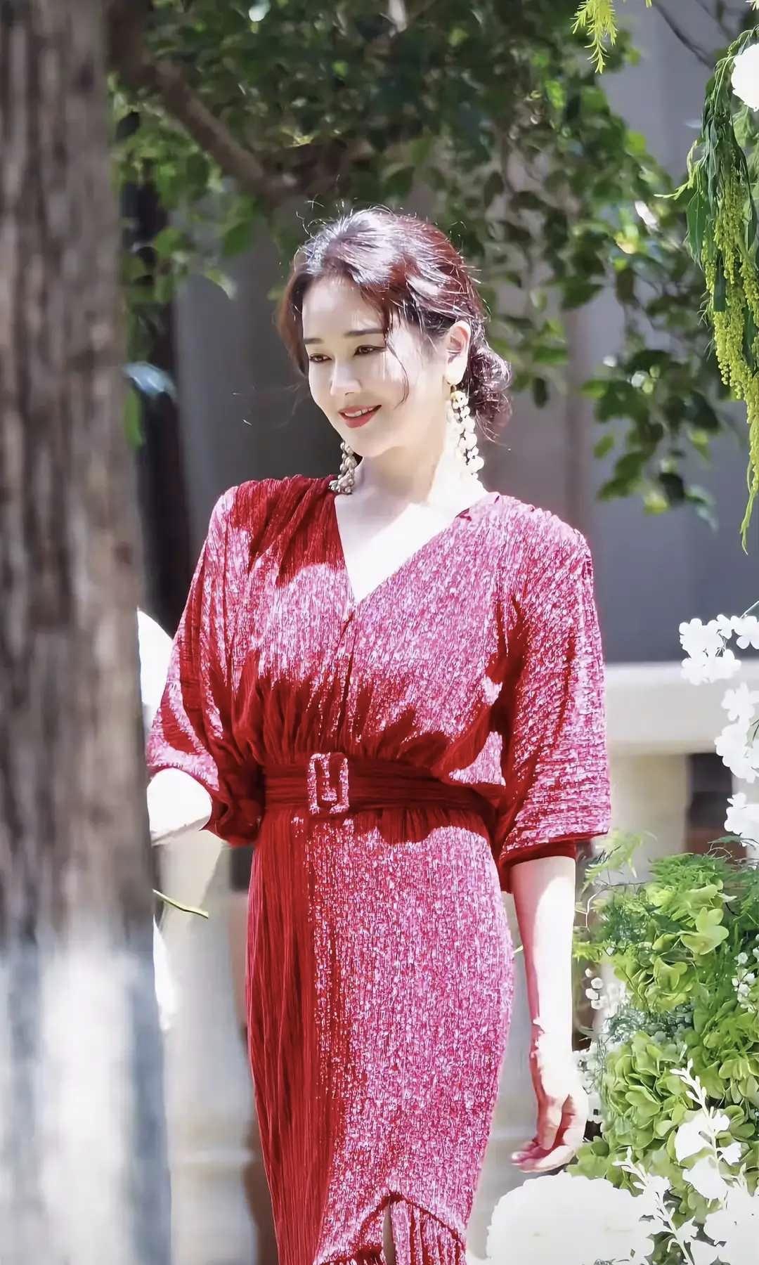 左小青红裙路透惊艳，身段肤质俱佳风韵十足左小青一袭红裙路透释出，身姿曼妙风韵十