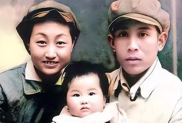 1938年，两名卧底夫妻假戏真做结为真夫妻，妻子牺牲后丈夫一生未娶，7年后原本牺