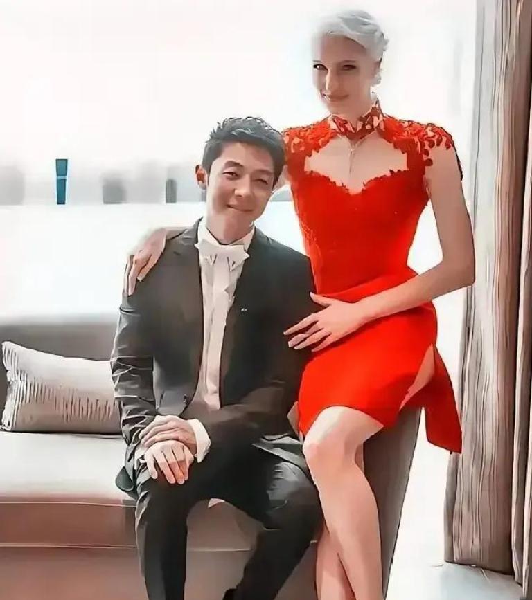 八年前，亿万豪门千金李白执意要嫁给撒贝宁，而与父亲决裂，八年后，李白终于明白，自