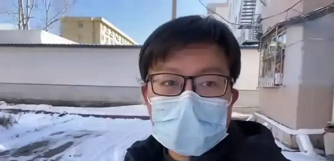 小伙花一万八在鹤岗买了套五十平老房，以为能躺平，结果住半个月就挂出去。公交一天