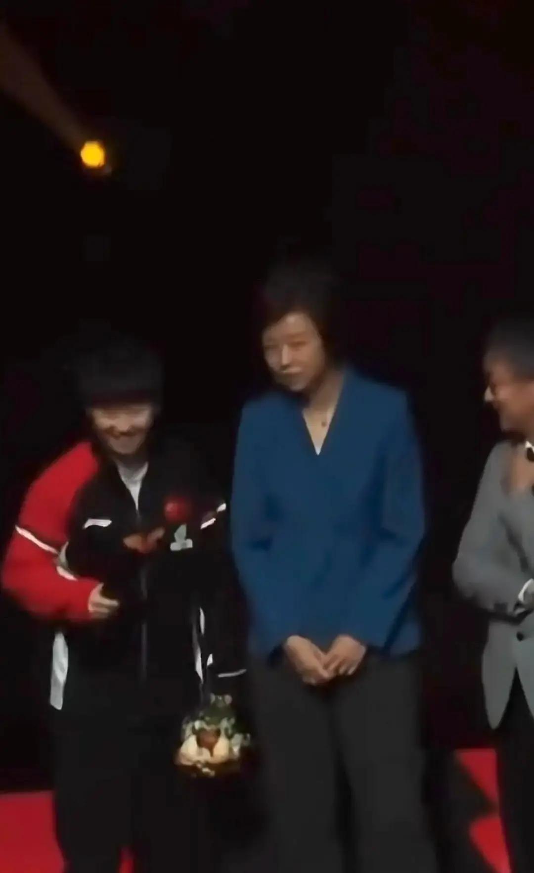 她退赛单打那天，王励伟在混双检录口等了27分钟。不是催促。他攥着两样东西：