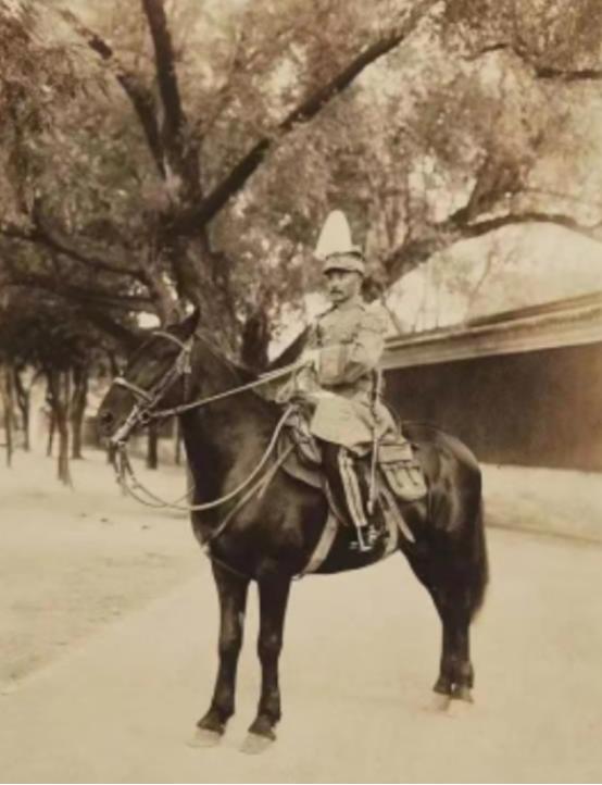 1891年，16岁的张作霖落难乞讨，却被孙寡妇看上，孙寡妇解开衣扣，掏出一块腰牌