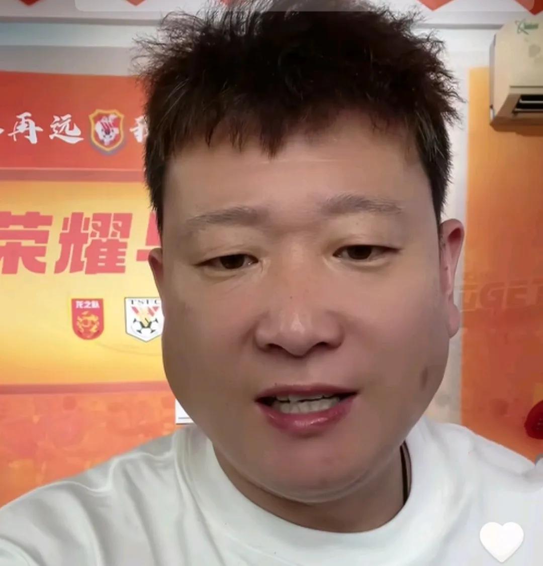 知名山东泰山球迷牛刚显得非常开心。在足协杯的比赛中，中超领头羊成都蓉城点球大战