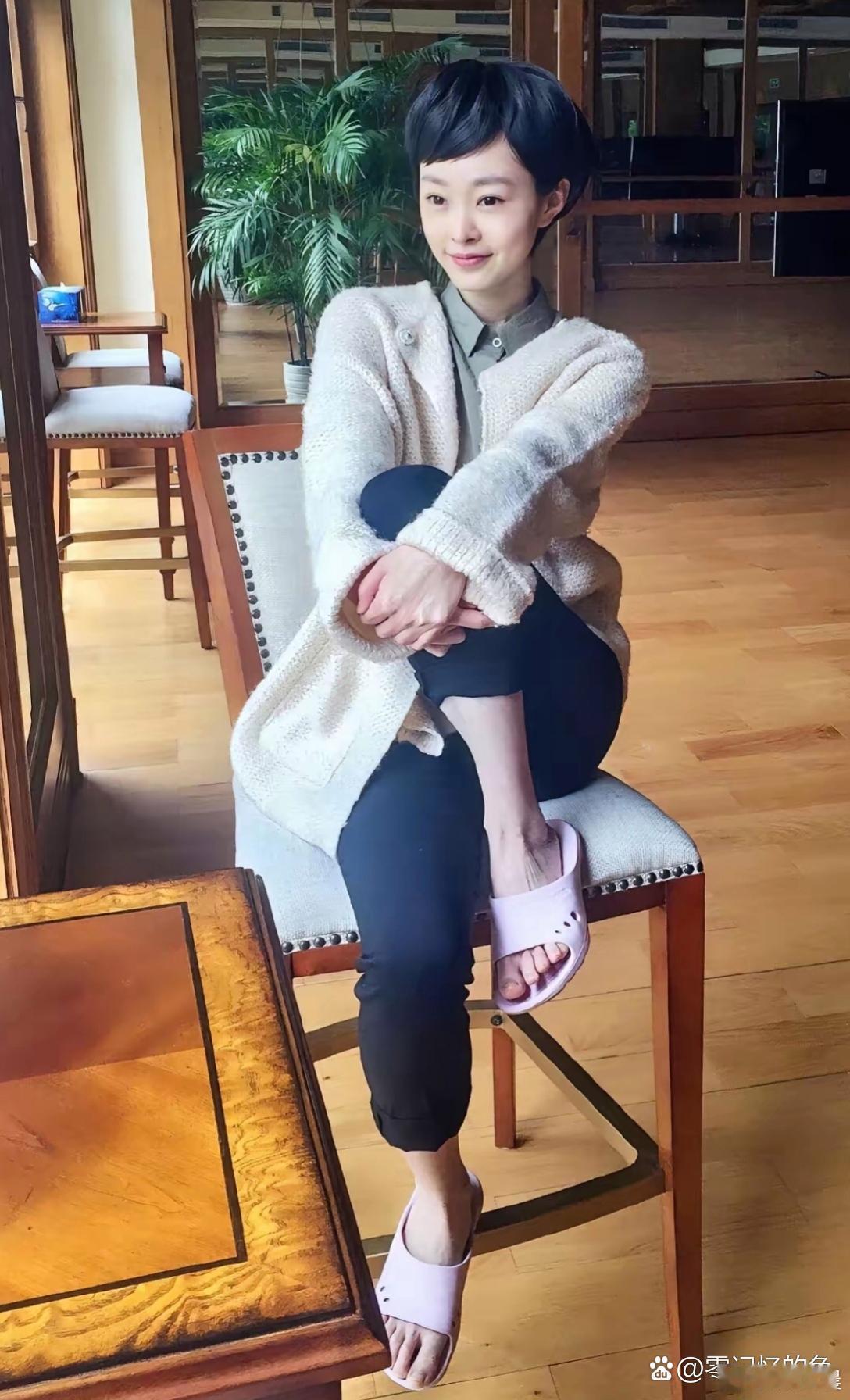 宋轶的脚趾头也太长了吧，着实显眼