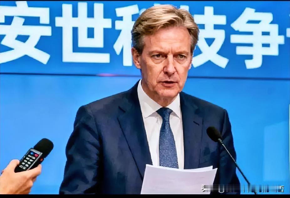 11月2日，法新社报道，东方大国商务部就安世之争发出断供芯片声明，表示符合条件的