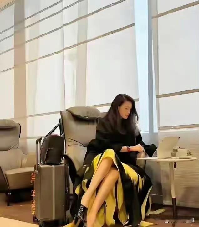 舒淇给我一种人长得一般，但穿衣服却非常有气质的感觉，比如普通一条丝巾，人家往腿上