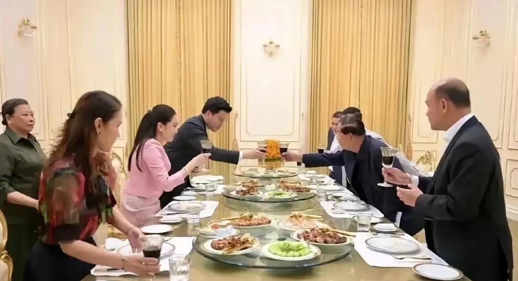 泰国美女总理虽然年轻，但也并不是好惹的。通话门之后，她竭尽全力进行弥补，诚恳向民