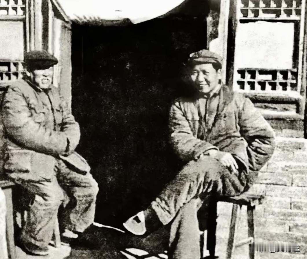 毛主席和徐特立晒太阳，衣衫褴褴，坐姿随意，不知道的还以为他俩是看门的老大爷。