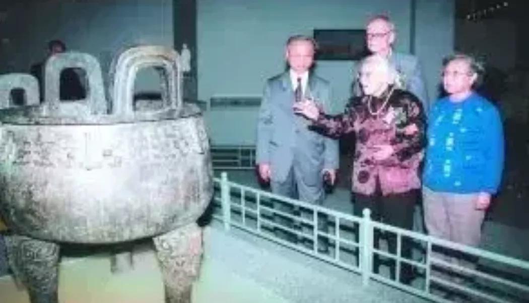 1925年，苏州豪门潘祖年病重。临终前，他支开旁人，只留下20岁的孙媳妇，厚着脸