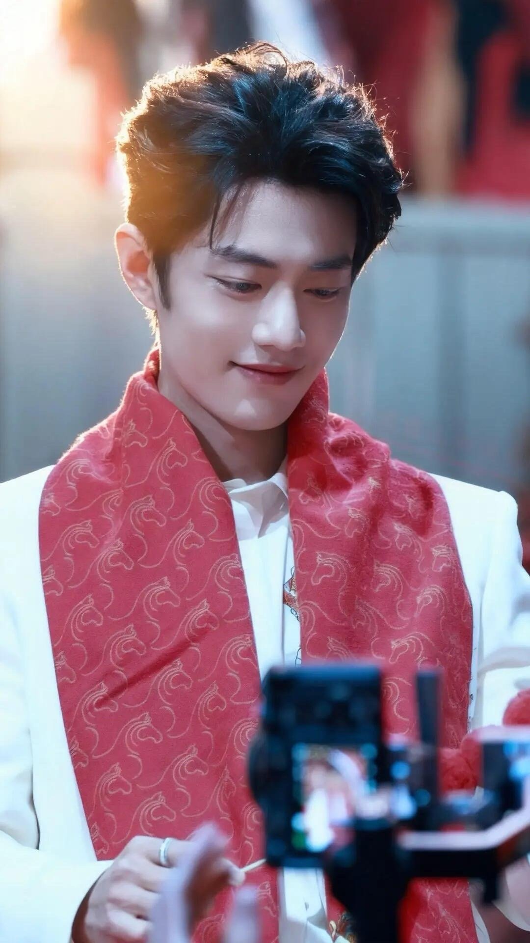 谦谦君子温润如玉！肖战这侧颜也太绝了！瑞凤眼，悬胆鼻，精灵耳，天鹅颈真的太帅了