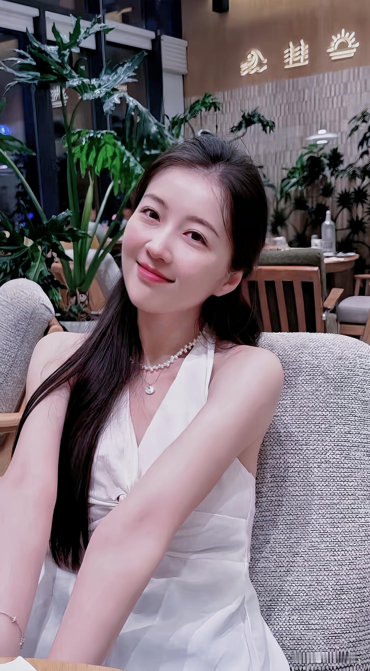 这姑娘坐在咖啡馆里，笑得真甜。分享你的随手拍随手拍的最美丽的照片