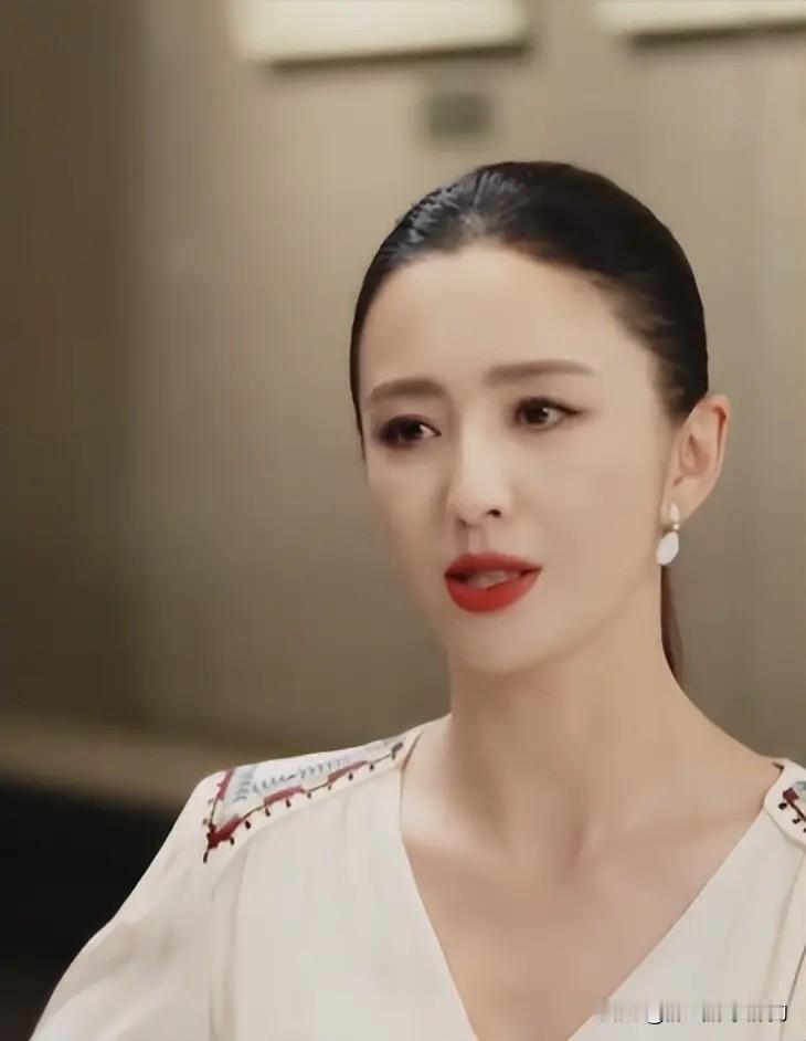 佟丽娅谈前夫时，态度很潇洒豁达，她说她不是恋爱脑，她从来不“后悔”离婚。她说后悔