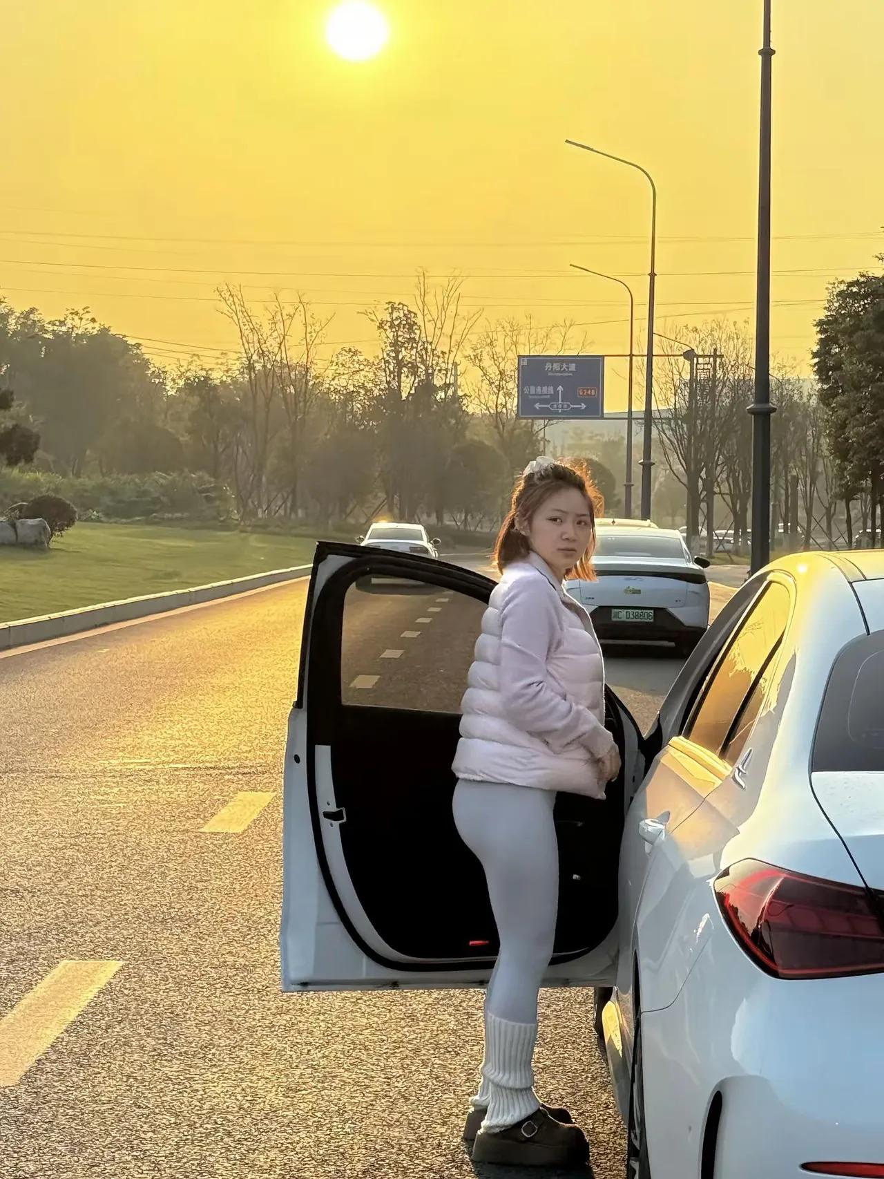 这么年轻她凭什么开奔驰，我奋斗了半辈子都没车