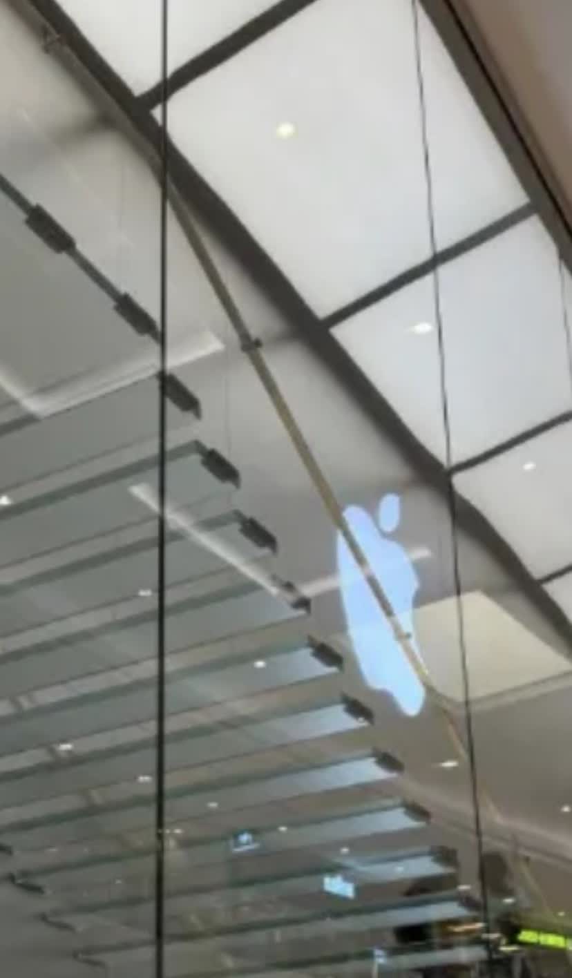 没人看你穿的再少也不叫走光女同事聊到一个话题穿衣服走光，我们就争议：你穿