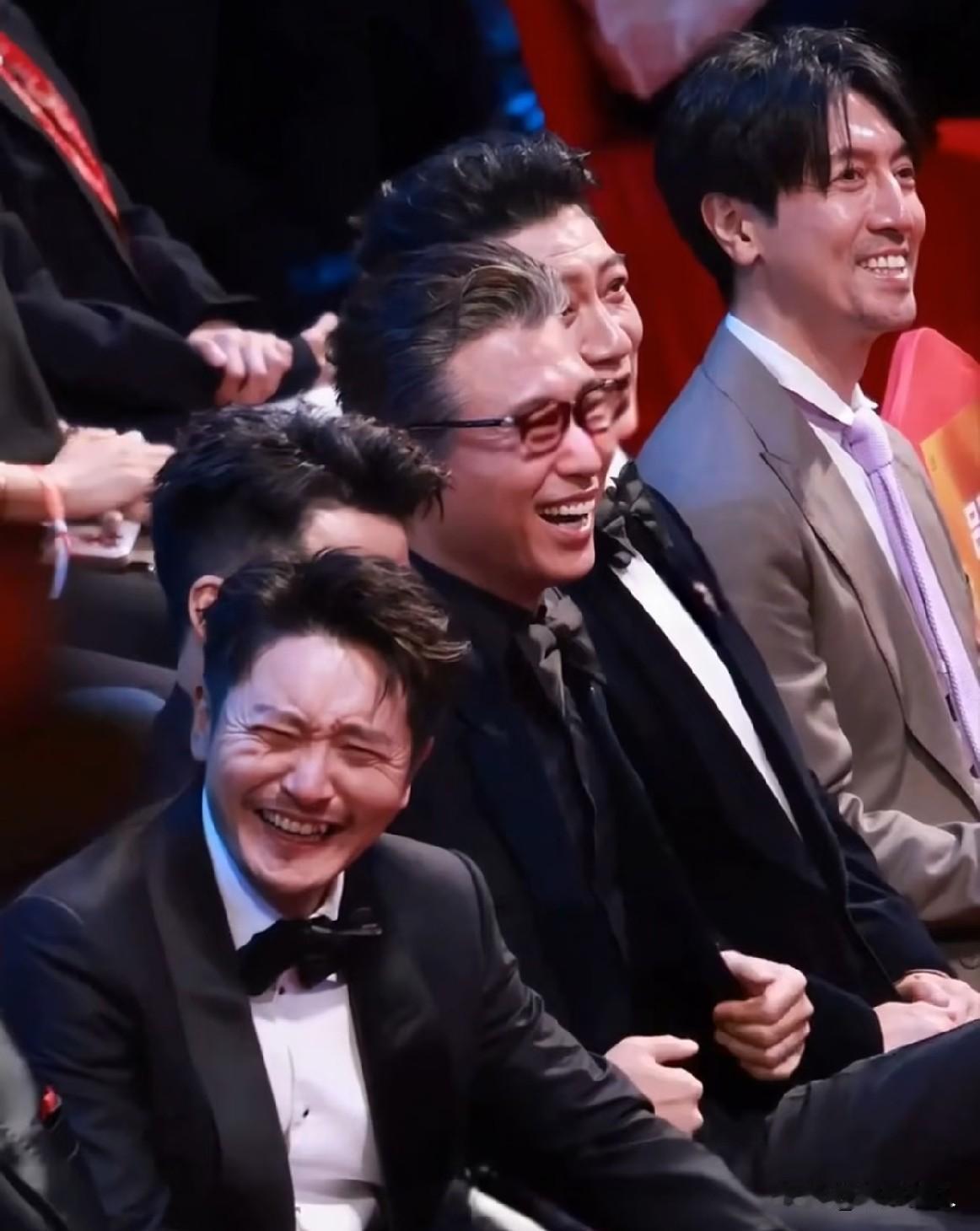 这五位老戏骨坐一块儿，郭京飞笑得最灿烂。飞天奖颁奖典礼上有个画面，越看越有意